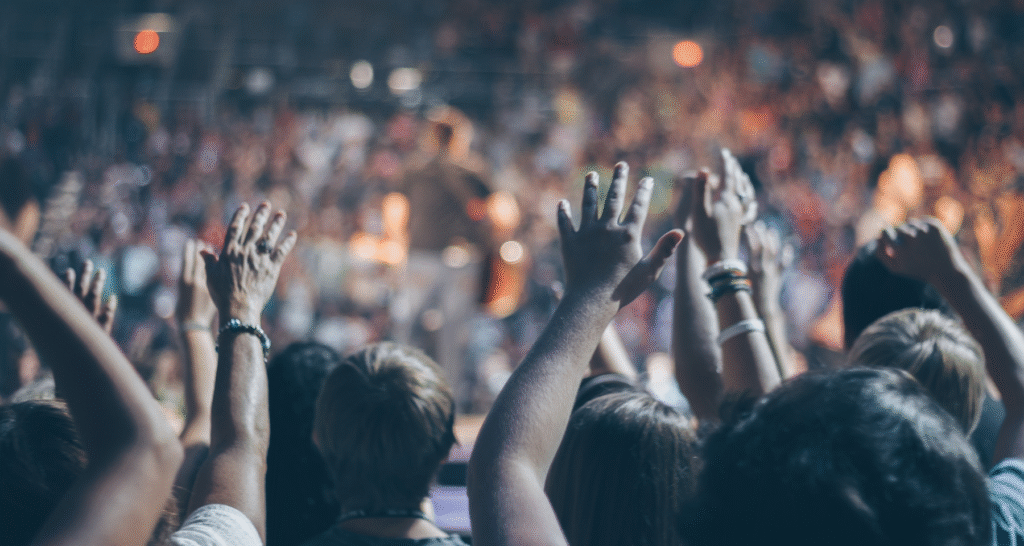 Elio Porta la Musica che Ride a Ceriale per la rassegna Rotonda sul Mare