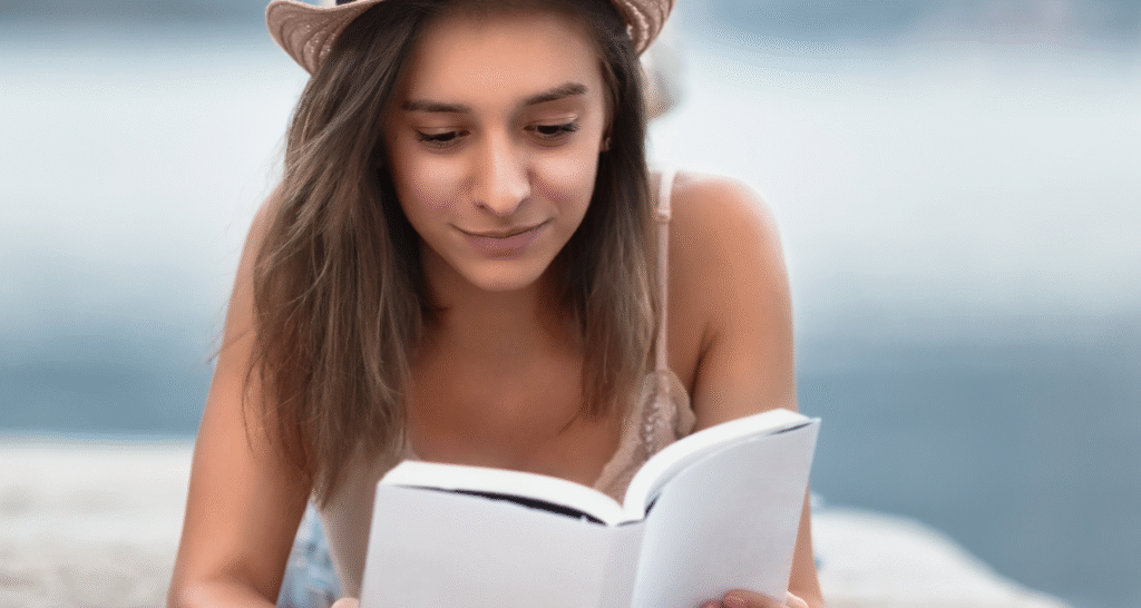 Un libro sotto l'ombrellone è il tuo passaporto personale per ogni dove