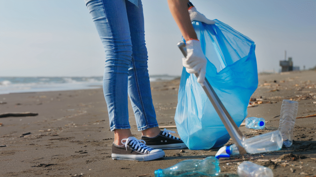 Savona, spiagge libere invase il dibattito si sposta sui bus che generano il caos